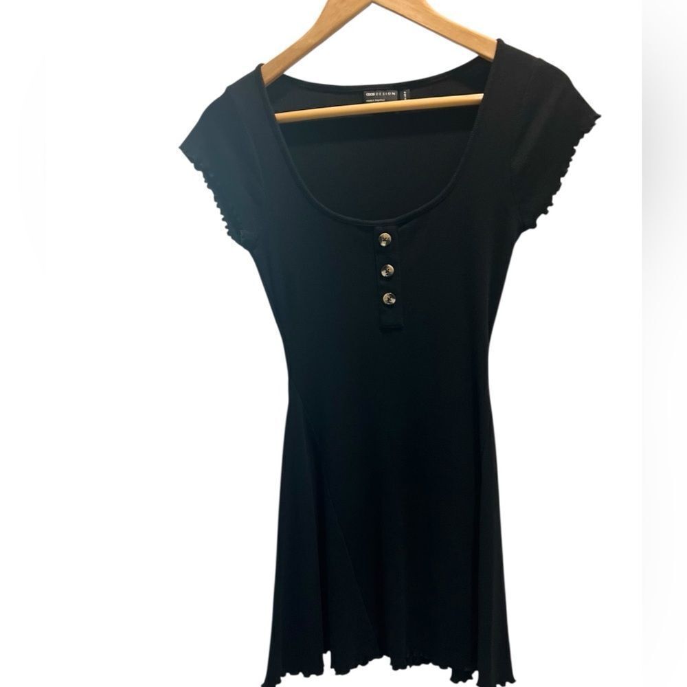 ASOS DESIGN Ribbed Button-Front Skater Mini Dress
Size US 4 / UK 8 / EU 36 Black